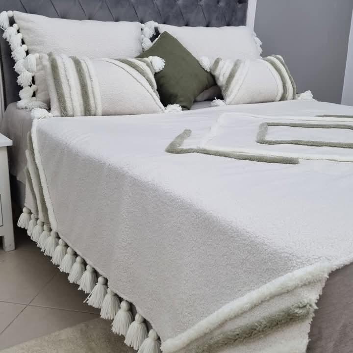 Vue 3 de Couvre lit Punch Needle